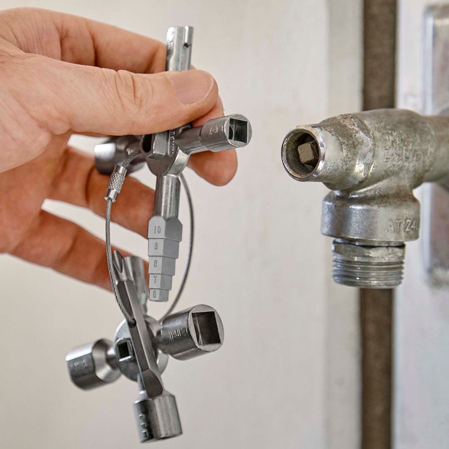 Cheie Universală  – 10 Vârfuri, Oțel, pentru Dulapuri Gaz, Electrice, Calorifere
